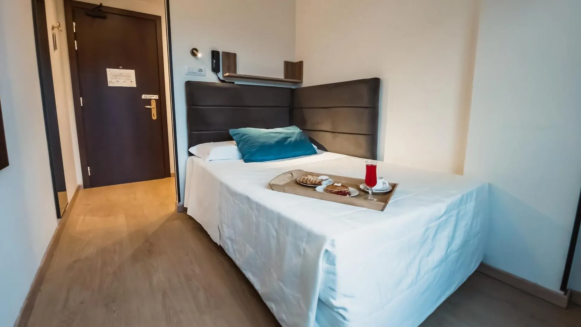 Art Hotel Milano Πράτο 4*,